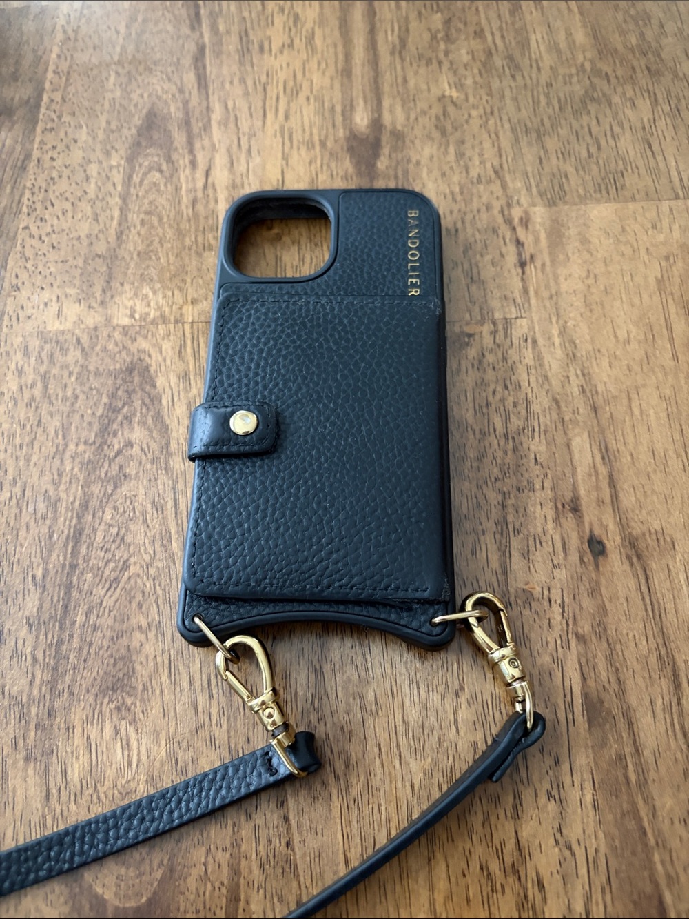 Bandolier Mila MagSafe
MAGSAFE CROSSBODY PHONE CASE IN BLACK/GOLD iPhone 15
